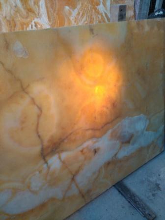 Фото 16. Оникс - это натуральный камень способный, пропускать через себя свет