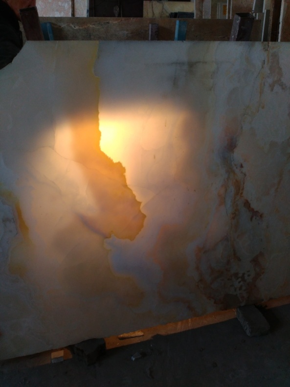 Фото 19. Оникс - это натуральный камень способный, пропускать через себя свет