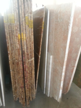 Фото 11. Мрамор многогранный.Оникс прозрачный в накрытом хранилище.Слябы и плитка, полосы и брехча