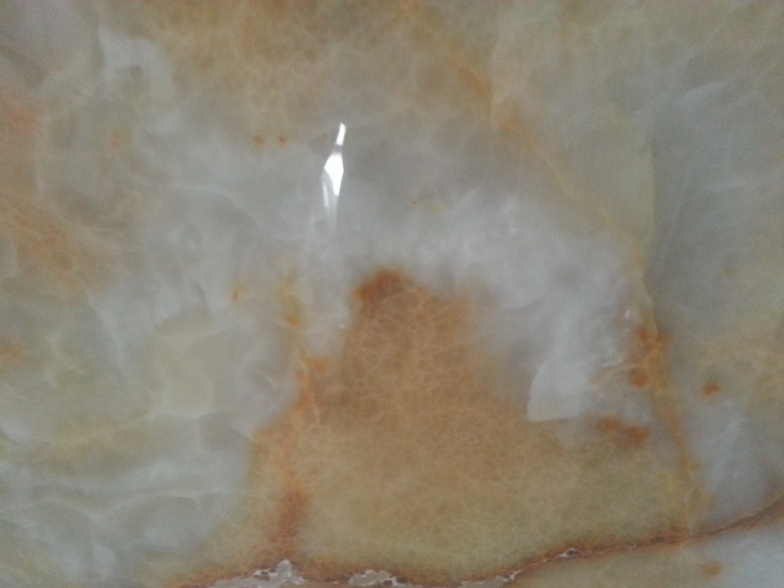 Фото 16. Мрамор многогранный.Оникс прозрачный в накрытом хранилище.Слябы и плитка, полосы и брехча